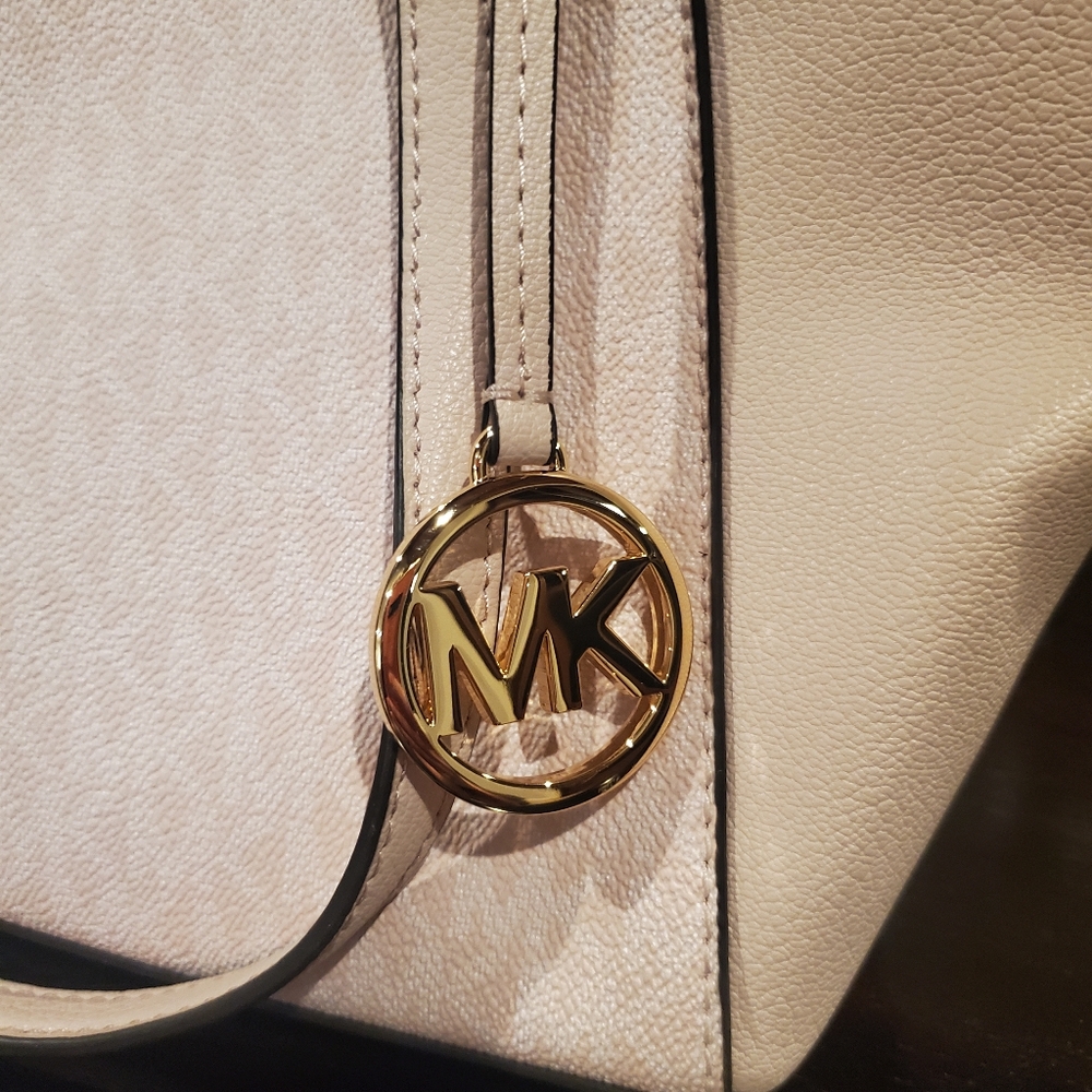 Michael Kors Charlotte Large Saffiano Bag - Picture 2 of 11